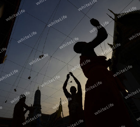 Moenche bei den Vorbereitungen auf die Neujahrsnacht Feier in der Tempelanlage des Wat Pho in der Hauptstadt Bangkok von Thailand in Suedostasien.