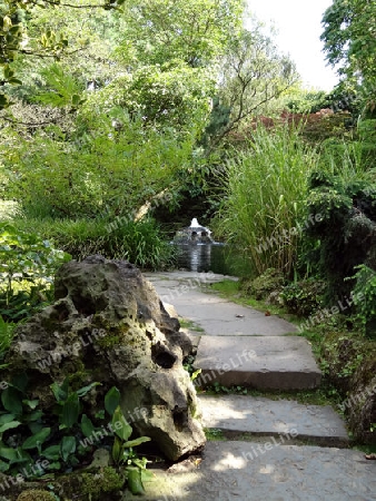 Japanische Garten - k?nstlicher Brunnen in urw?chsiger Umgebung