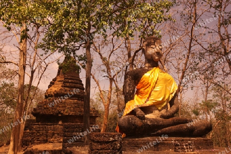 Der Wat Khao Phanom Phloeng im Si Satchanalai-Chaliang Historical Park rund 50 Km von Sukhothai in der Provinz Sukhothai im Norden von Thailand in Suedostasien.