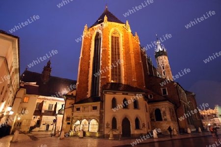 Der Rynek Glowny Platz mit der Marienkirche in der Altstadt von Krakau im sueden von Polen. 