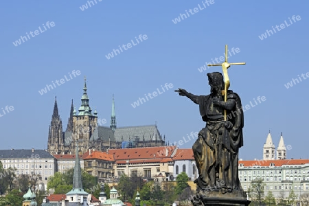 Blick von der Karlsbr?cke am fruehen Morgen Richtung Veitsdom, Prag, Tschechien, Europa, Boehmen