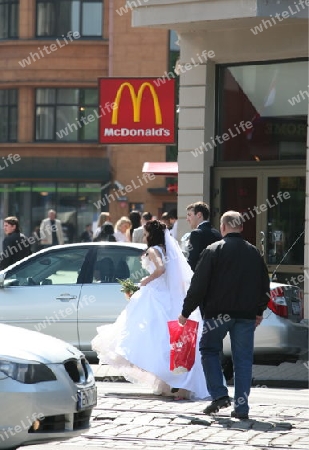 Ein Hochzeitspaar in der Neustadt von Riga der Hauptstadt von Lettland