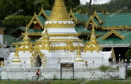 Der Tempel Wat Jong Kham und Jong Klang am See Nong Jong Kham im Dorf Mae Hong Son im norden von Thailand in Suedostasien.