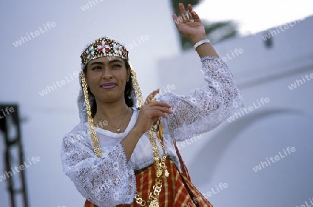 Ein Kulturelle Show auf der Insel Jierba im Sueden von Tunesien in Nordafrika.