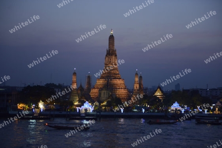 Die Tempelanlage des Wat Arun am Mae Nam Chao Phraya River in der Hauptstadt Bangkok von Thailand in Suedostasien.