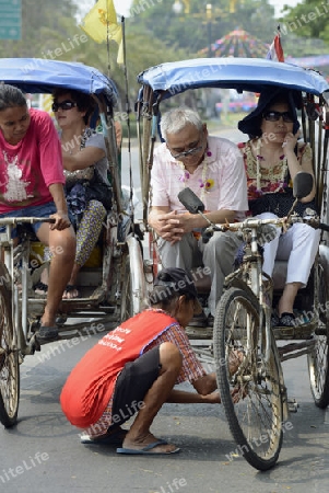 Eine panne eines Fahrrad Taxi, Das Songkran Fest oder Wasserfest zum Thailaendischen Neujahr ist im vollem Gange in Ayutthaya noerdlich von Bangkok in Thailand in Suedostasien.  