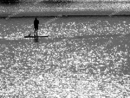 Surfer im Gegenlicht in S/W  1