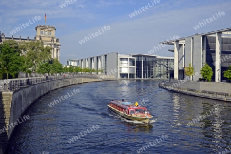 Fahrgastschiff auf der Spree im Regierungsviertel, Reichtagsgebaeude, Berlin, Deutschland, Europa 