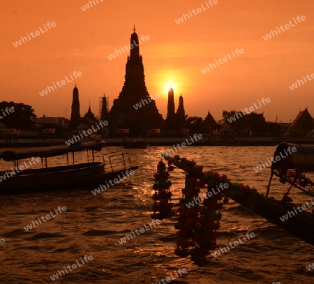 Die Tempelanlage des Wat Arun am Mae Nam Chao Phraya River in der Hauptstadt Bangkok von Thailand in Suedostasien.