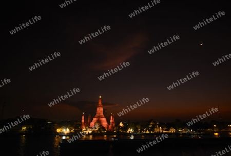 Der Wat Arun Tempel in der Stadt Bangkok in Thailand in Suedostasien.