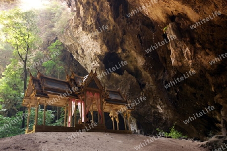 Die Hoehle Tham Phraya Nakhon mit dem Koenigssaal von Rama V aus dem Jahr 1890 in der Felsen Landschaft des Khao Sam Roi Yot Nationalpark am Golf von Thailand im Suedwesten von Thailand in Suedostasien. 