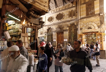 Eine Gasse mit Geschaeften im Souq in der Altstadt der Syrischen Hauptstadt Damaskus