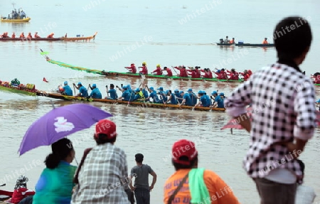 Ruderinnen beim traditionellen Bootsrennen auf dem Mekong River in Vientiane der Hauptstadt von Laos in Suedostasien.  