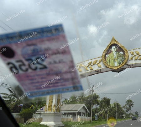 Ein Bild des Thailaendischen Koenig Bhumibol in der Stadt Ubon Ratchathani im norden von Thailand in Suedostasien, 