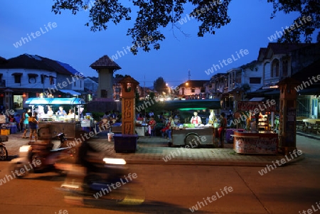 Das Altstadt Zentrum mit dem Nachtmarkt Platz am Grenzfluss Mekong River in der Stadt Tha Khaek in zentral Laos an der Grenze zu Thailand in Suedostasien.