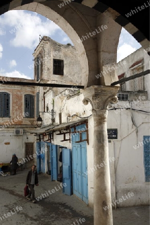 Afrika, Nordafrika, Tunesien, Tunis
Eine Gasse in der Medina mit dem Markt oder Souq in der Altstadt der Tunesischen Hauptstadt Tunis



