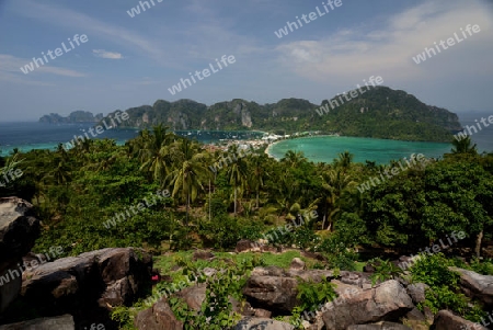 The view from the Viewpoint on the Town of Ko PhiPhi on Ko Phi Phi Island outside of the City of Krabi on the Andaman Sea in the south of Thailand. 