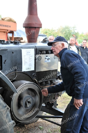 starten eines Traktor Ursus (Lanz) Regulierung der Leerlaufdrehzahl