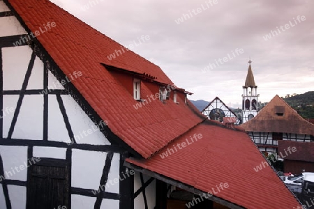 Amerika, Suedamerika, Venezuela, Deutsche Kolonie, Colonia Tovar, Bergdorf,  Ein traditionelles Schwarzwaelder Chalet Haus mit der Dorfkirche im Bergdorf Colonia Tovar der ehemaligen Deutschen Kollonie aus dem Schwarzwald in der Tropischen Bergland