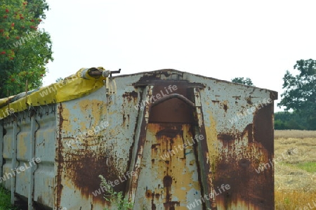 rostiger Container am Feldrand