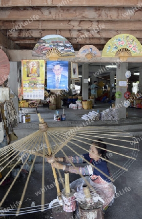 Ein Bild das Koenig Bhumibol auf eineer Papier Schirm Fabrik in Chiang Mai im norden von Thailand in Suedostasien.