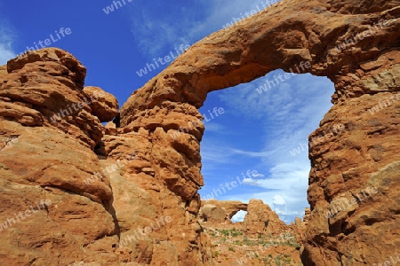 Blick durch den "Turret Arch" im Abendlicht, im Hintergrund " South Window", Arches Nationalpark, Utah, USA