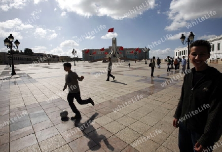 Afrika, Nordafrika, Tunesien, Tunis
Junge Fussballer spielen auf dem Place de la Kasbah bei der Medina oder  Altstadt der Tunesischen Hauptstadt Tunis. 






