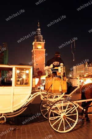 Der Rynek Glowny Platz mit dem Rathausturm in der Altstadt von Krakau im sueden von Polen.