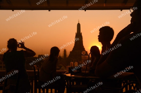 Die Tempelanlage des Wat Arun am Mae Nam Chao Phraya River in der Hauptstadt Bangkok von Thailand in Suedostasien.