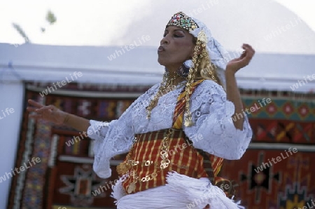 Ein Kulturelle Show auf der Insel Jierba im Sueden von Tunesien in Nordafrika.