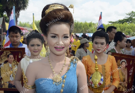 Eine Tanz und Musikgruppe beim traditioellen Raketenfest oder Bun Bang Fai oder Rocket Festival in Ban Si Than in der Provinz Amnat Charoen nordwestlich von Ubon Ratchathani im nordosten von Thailand in Suedostasien.