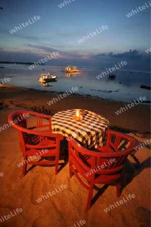 Ein Restaurant am Strand auf der Insel Nusa Lembongan der Nachbarinsel von Bali, Indonesien.