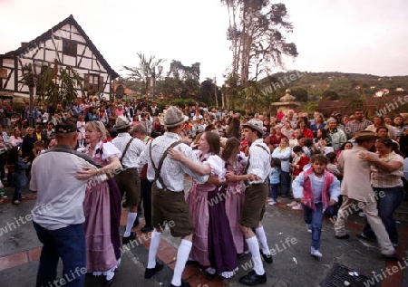 Amerika, Suedamerika, Venezuela, Deutsche Kolonie, Colonia Tovar, Bergdorf,  Das traditionelle Patronsfest des Heiligen Martin am Martinstag 11.November 2008 mit Deutschen Folkstaenzen und Deutschen Trachten im Bergdorf Colonia Tovar der ehemaligen