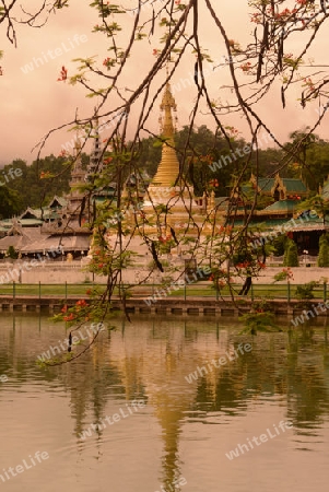 Der Tempel Wat Jong Kham und Jong Klang am See Nong Jong Kham im Dorf Mae Hong Son im norden von Thailand in Suedostasien.