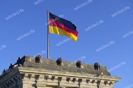 Deutschlandfahne auf einem der Tuerme des  Reichstag Berlin, Berlin, Deutschland, Europa