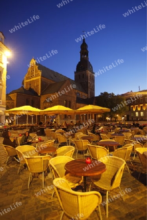 Europa, Osteuropa, Baltikum, Lettland, Riga, Hauptstadt, Altstadt, Domplatz, Dom, Kirchturm, Restaurant, Abend, 
Ein Restaurant und Bierhaus vor dem Dom am Domplatz in der Altstadt von Riga der Hauptstadt von Lettland im Baltikum und Osteuropa.   