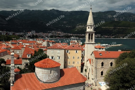 Die Altstadt mit der Kirche Sv. Ivan Krstitelji der Adria Stadt Budva mit vielen neuen Appatementhausern in Montenegro im Balkan am Mittelmeer in Europa.