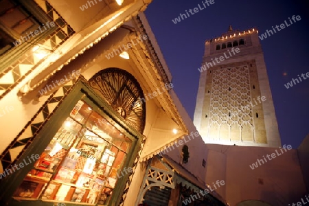 Afrika, Nordafrika, Tunesien, Tunis
Die Grosse Moschee Zaytouna mit einer Marktgasse in der Medina oder  Altstadt der Tunesischen Hauptstadt Tunis. 





