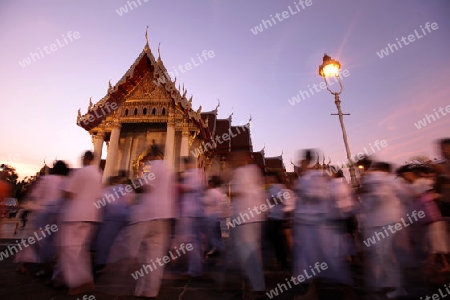 Die Tempelanlage des Wat Benchamabophit bei einer Religioesen Zeremonie in Bangkok der Hauptstadt von Thailand in Suedostasien.