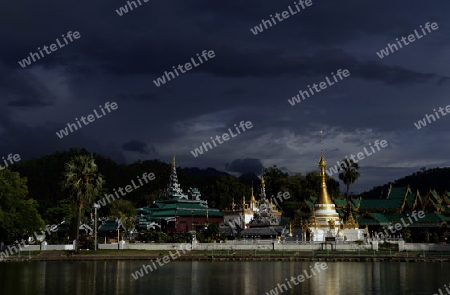 Der Tempel Wat Jong Kham und Jong Klang am See Nong Jong Kham im Dorf Mae Hong Son im norden von Thailand in Suedostasien.