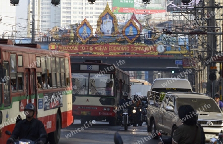 Eine Strasse im Stadtgebiet um Pratunam im Zentrum der Hauptstadt Bangkok von Thailand in Suedostasien.