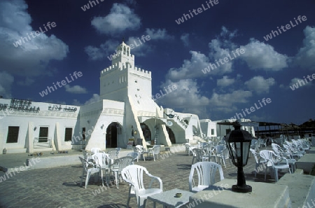 Eine traditionelle Moschee auf der Insel Djerba am Mittelmeer im sueden von Tunesien in Nordafrika.