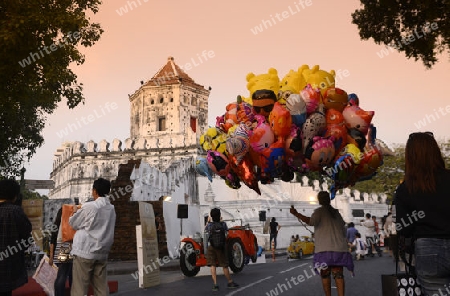 Eine Strassenszene vor dem Fort Sumen bei einem Fest im Santichaiprakan Park am Mae Nam Chao Phraya in der Hauptstadt Bangkok von Thailand in Suedostasien.