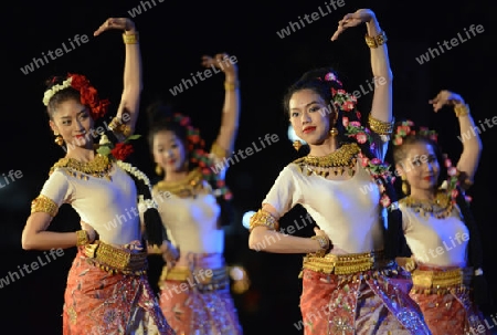 Taenzerinnen bei einem traditionellen Tanz im Santichaiprakan Park am Mae Nam Chao Phraya in der Hauptstadt Bangkok von Thailand in Suedostasien.