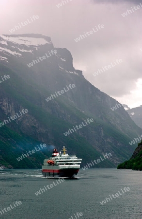 Hurtigrutenschiff im Geirangerfjord