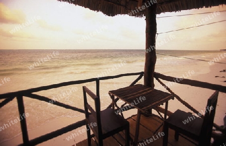 Der Traumstrand  von Michamvi am Chwaka Bay an der Ost-Kueste auf der Insel Zanzibar welche zu Tansania gehoert.         