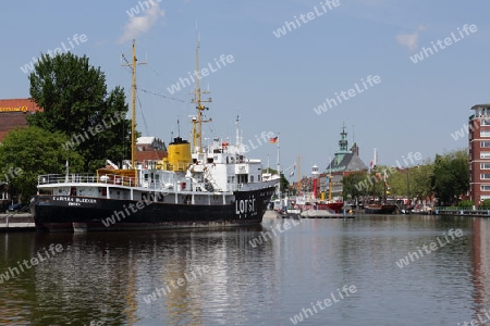 Lotsenschiff im Binnenhafen von Emden