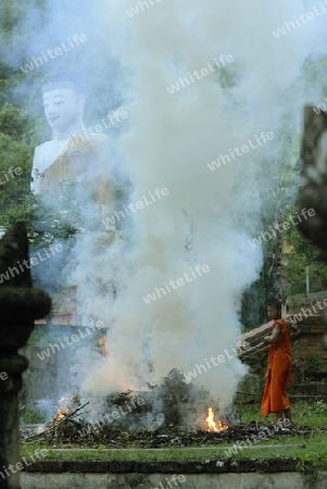 Der untere Teil des Tempel Wat Phra That Doi Kong Mu ueber dem Dorf Mae Hong Son im norden von Thailand in Suedostasien.