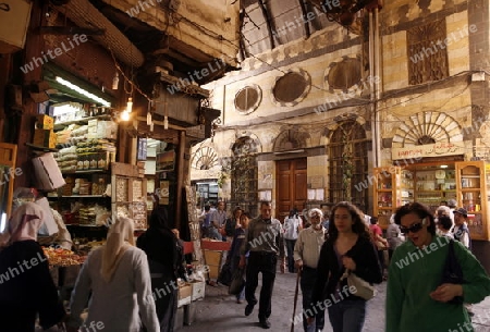 Eine Gasse mit Geschaeften im Souq in der Altstadt der Syrischen Hauptstadt Damaskus