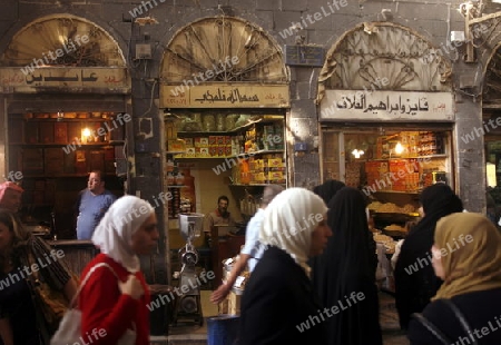 Eine Gasse mit Geschaeften im Souq in der Altstadt der Syrischen Hauptstadt Damaskus